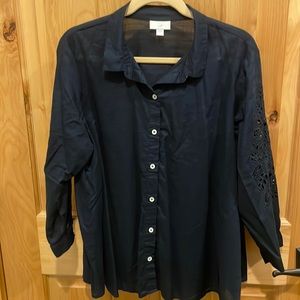 JJill 3/4 eyelet sleeve button down top in navy blue